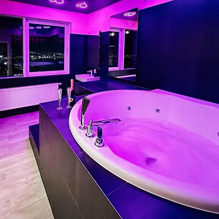 Sky Deep Jacuzzi 30 Floor Apartment